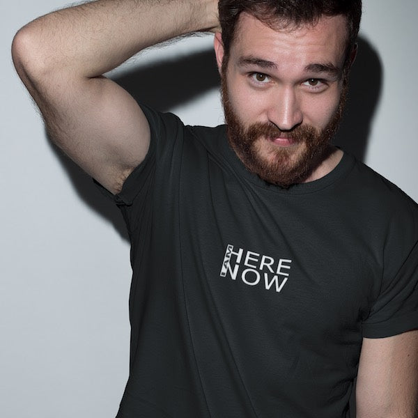 T-SHIRT UNISEXE I AM HERE NOW (noir) – IONKS M1